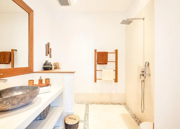 Seaside Haven Charming 4Br Villa, 5 Min To Beach Villa
